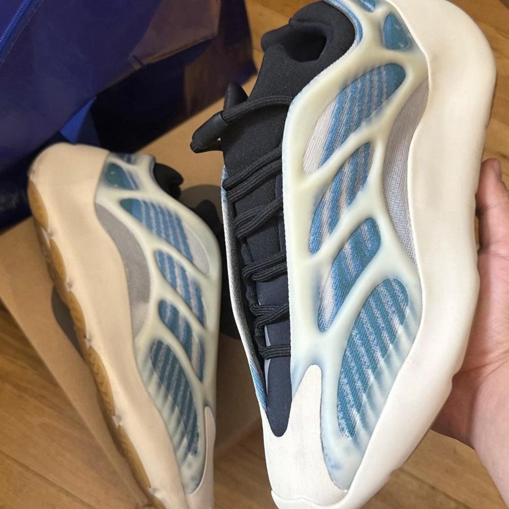 Yeezy 700 V3 blue‎ trainers Size 10M